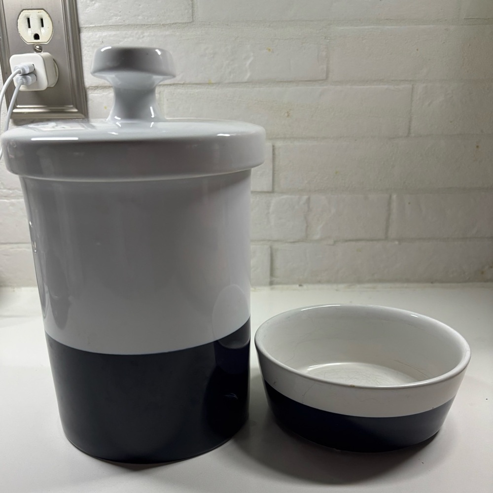 Pet set: ceramic treat canister & bowl (dog/cat) by Waggo. Excellent condition